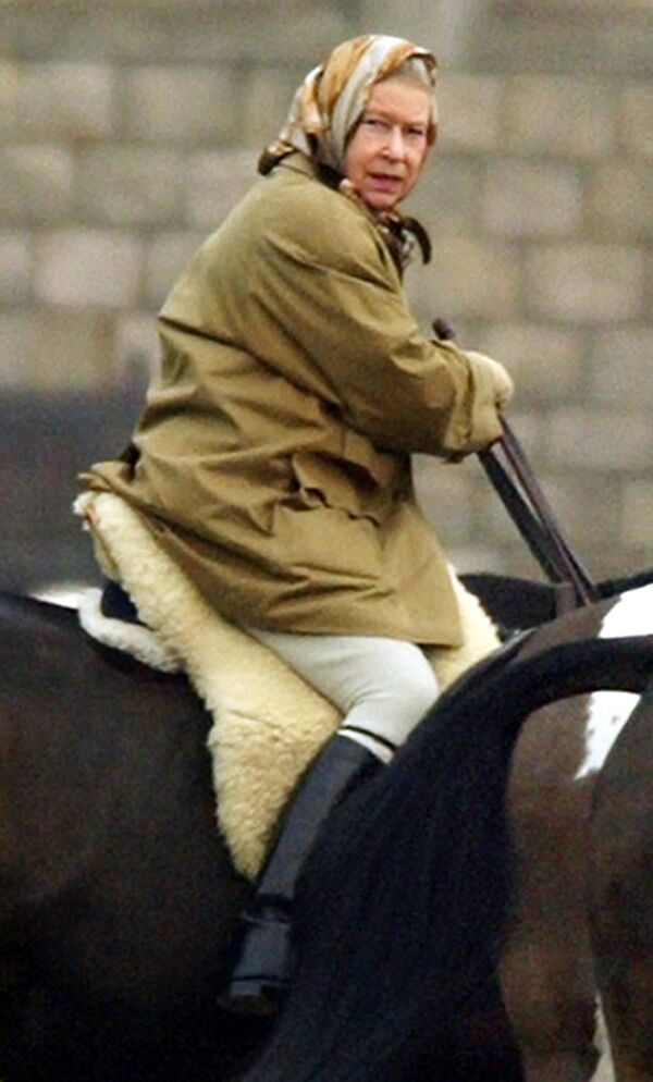 La reina Isabel II del Reino Unido monta a caballo - Sputnik Mundo