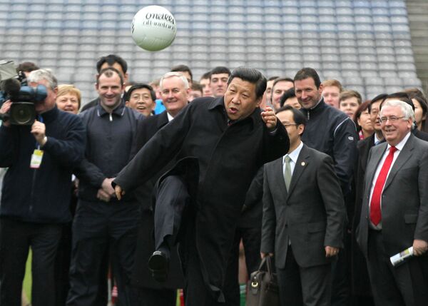 El líder de China, Xi Jinping, durante un partido de fútbol gaélico en Irlanda - Sputnik Mundo