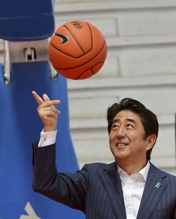 El primer ministro de Japón, Shinzo Abe, con un balón de baloncesto - Sputnik Mundo