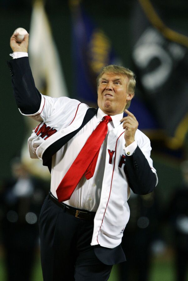 Donald Trump lanza una pelota de béisbol - Sputnik Mundo