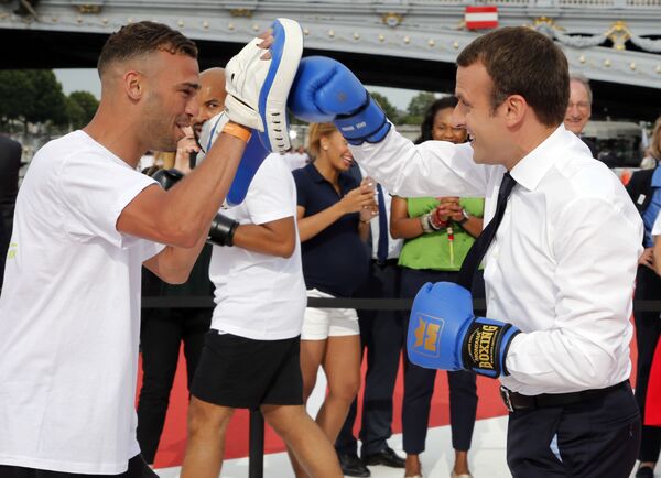 El presidente de Francia, Emmanuel Macron, prueba sus fuerzas en el boxeo - Sputnik Mundo