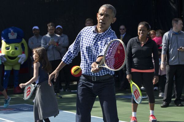 El expresidente de EEUU, Barack Obama, durante un partido de tenis - Sputnik Mundo
