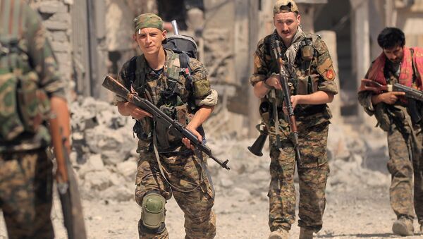Las Fuerzas Democráticas Sirias en Al Raqa, Siria - Sputnik Mundo