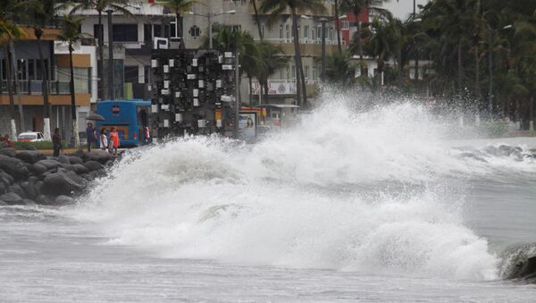 Las olas en Veracruz antes de la llegada del huracán Franklin, México - Sputnik Mundo