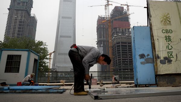 Un obrero está montando una plataforma de aluminio en Pekín - Sputnik Mundo