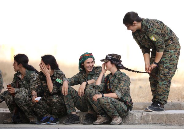 Las mujeres soldado de las Fuerzas Democráticas de Siria - Sputnik Mundo