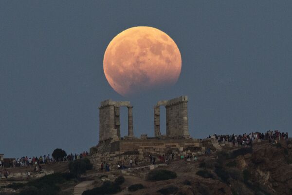 Eclipse lunar parcial sobre el Templo de Poseidón, en Grecia - Sputnik Mundo