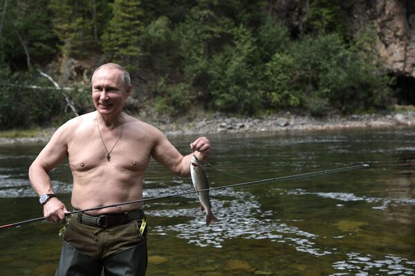El presidente ruso, Vladímir Putin, pesca en los lagos de la república rusa de Tuvá - Sputnik Mundo