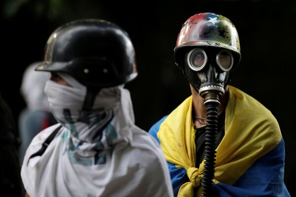 Los manifestantes lucen máscaras antigás en Caracas - Sputnik Mundo