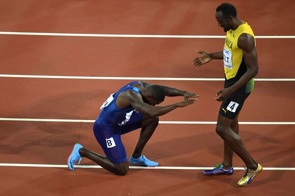 El atleta estadounidense Justin Gatlin se arrodilla ante el jamaicano Usain Bolt - Sputnik Mundo