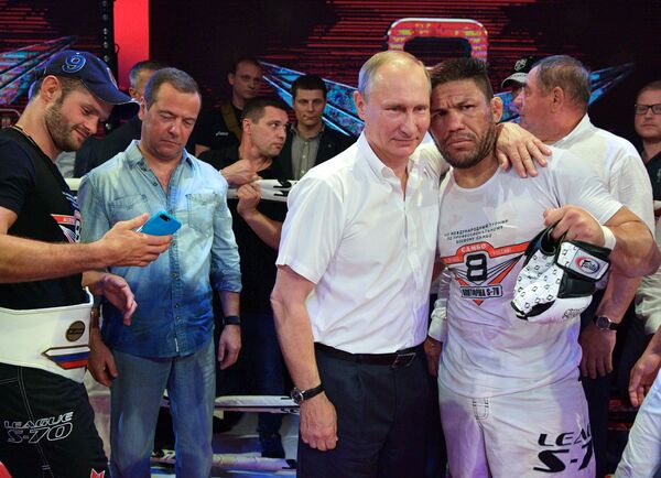 El presidente ruso, Vladímir Putin, y el campeón de Brasil de kickboxing y de boxeo Luis Sergio Melo Junior - Sputnik Mundo