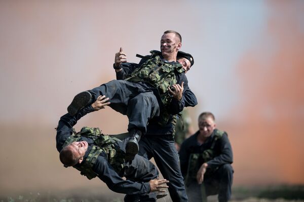 Los soldados protagonizan un 'espectáculo de combate' - Sputnik Mundo