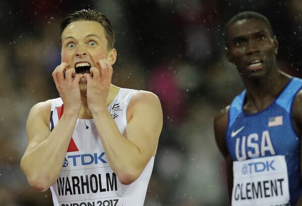 El atleta noruego Karsten Warholm reacciona tras su victoria en la final de la carrera de 400 metros vallas en el Campeonato Mundial de Atletismo de 2017 - Sputnik Mundo