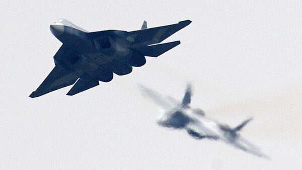 Dos cazas de quinta generación rusos Su-57 durante un vuelo de demostración - Sputnik Mundo