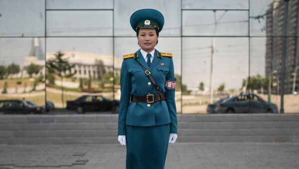 Una oficial del Servicio de seguridad de tráfico, la teniente Kim Jong-Hua, en una de las calles de Pyongyang - Sputnik Mundo