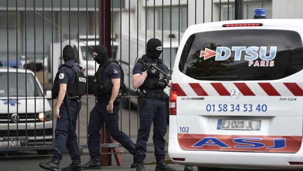 La policía francesa custodia la ambulancia donde trasladan al atacante - Sputnik Mundo
