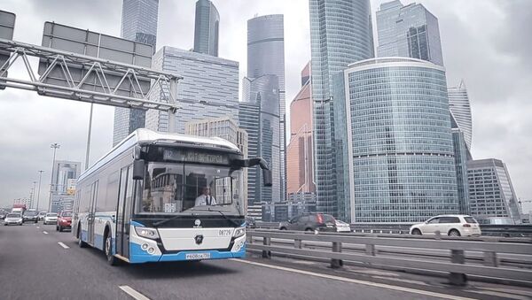 El autobús eléctrico del Grupo GAZ en las carreteras de la capital rusa - Sputnik Mundo