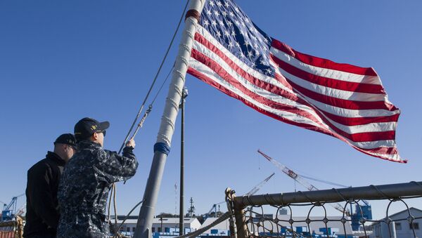 La bandera de EEUU en el destructor USS John Mccain - Sputnik Mundo