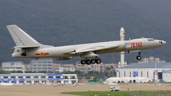 China ya tiene 15 bombarderos estratégicos capaces de atacar bases estadounidenses - Sputnik Mundo
