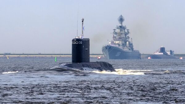 Ensayo de un desfile naval en Rusia (submarino Kolpino, crucero nuclear Piotr Veliki) - Sputnik Mundo