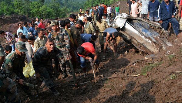 Militres indios realizando labores de rescate tras el delave en Himachal Pradesh - Sputnik Mundo