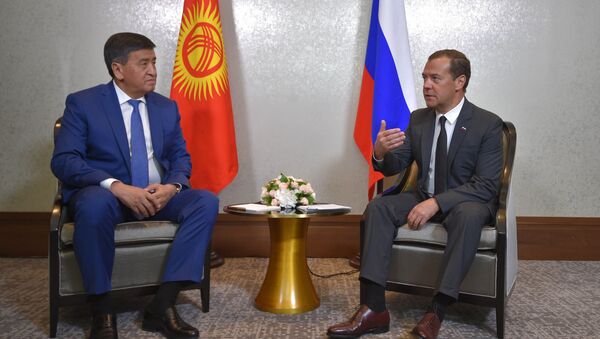 El primer ministro de Kirguistán, Sooronbai Zheenbékov con su par ruso, Dmitri Medvédev - Sputnik Mundo