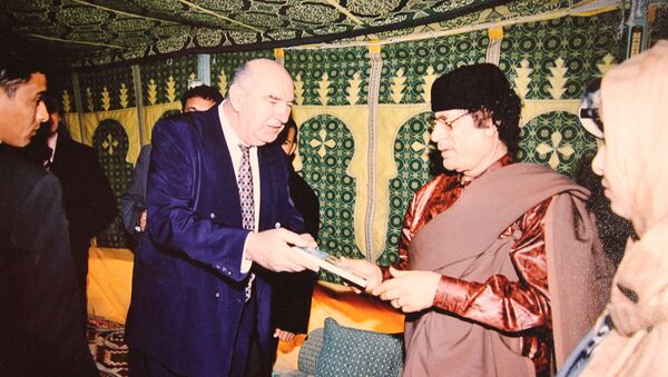El doctor serbio Novak Vukoje y el expresidente libio Muamar Gadafi - Sputnik Mundo