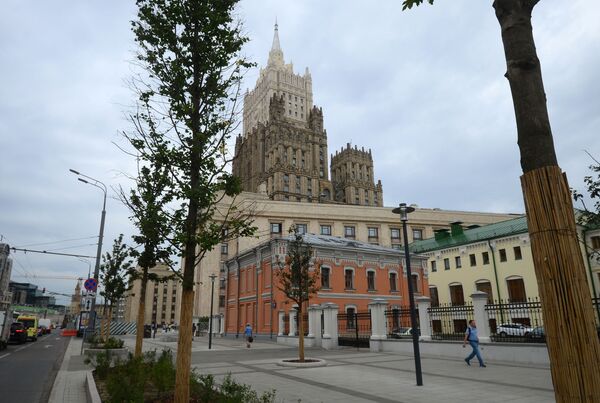 Las fachadas de los edificios más emblemáticos de la urbe están siendo reparadas, limpiadas y decoradas con iluminación nocturna. - Sputnik Mundo