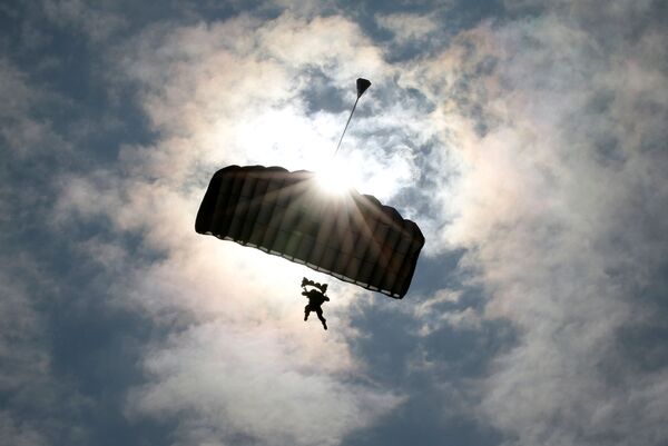 Un militar estadounidense vuela con un paracaídas durante los ejercicios en la isla nipona de Hokkaido - Sputnik Mundo