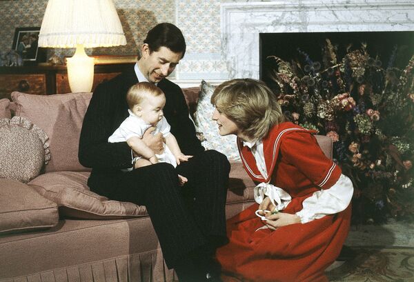 El príncipe de Gales, Carlos, y la princesa de Gales, Diana, con su hijo Guillermo, en 1982 - Sputnik Mundo