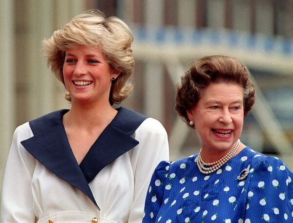 La princesa Diana y la reina Isabel II, en 1987 - Sputnik Mundo