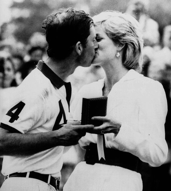 La princesa Diana felicita a su entonces marido Carlos por la victoria en un partido de polo, en 1988 - Sputnik Mundo