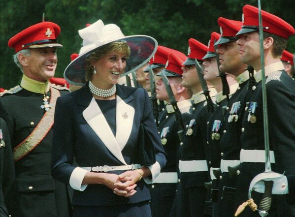 La princesa Diana ante una guardia de honor en Alemania, en 1995 - Sputnik Mundo