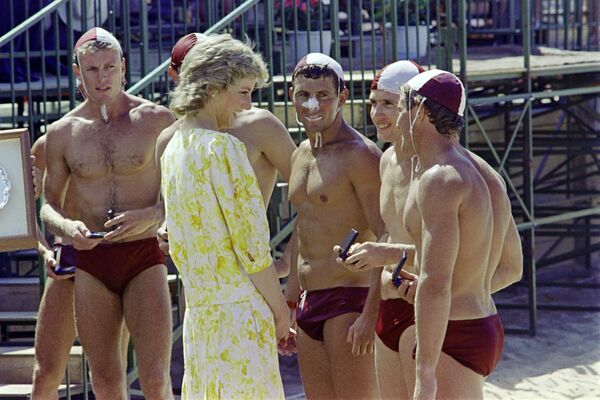 La princesa Diana habla con los miembros del equipo ganador de una competición de socorristas en una playa al norte de Sídney, en 1988 - Sputnik Mundo
