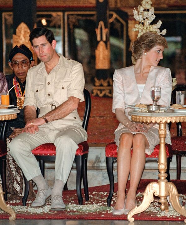 El príncipe y la princesa de Gales observan bailarines indonesios en Yogyakarta, en Indonesia, en 1989 - Sputnik Mundo