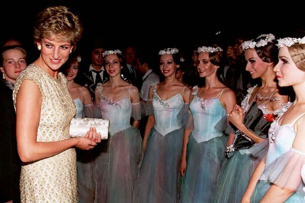 La princesa Diana habla con bailarinas del Teatro Bolshói, en Moscú, en 1995 - Sputnik Mundo