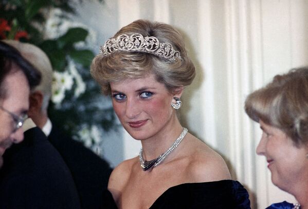 La princesa Diana, durante una gala en  honor de los miembros de la familia real en Bonn (Alemania), en 1987 - Sputnik Mundo
