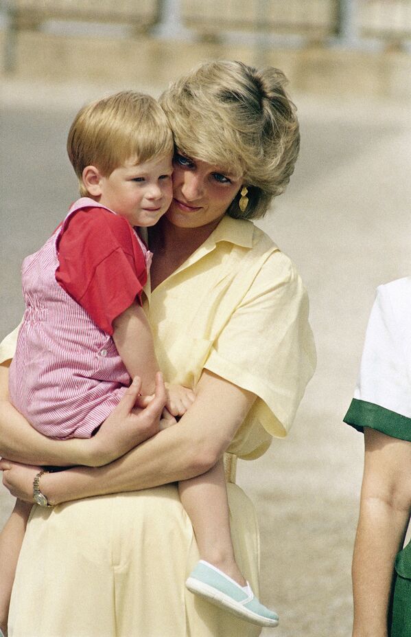 La princesa Diana y su hijo, el príncipe Enrique, en España, en 1987 - Sputnik Mundo