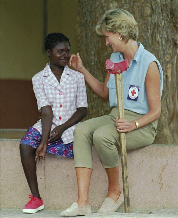 La princesa de Gales, Diana, y una niña angoleña que perdió una pierna a causa de una mina en 1994 - Sputnik Mundo