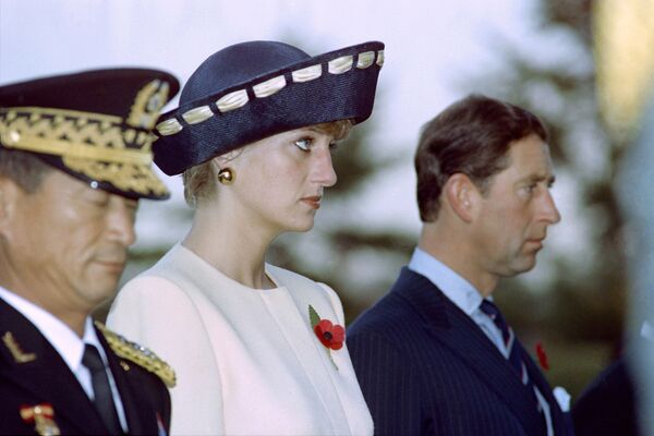 La princesa Diana y el príncipe Carlos durante su visita al Cementerio Nacional de Seúl, en 1992 - Sputnik Mundo