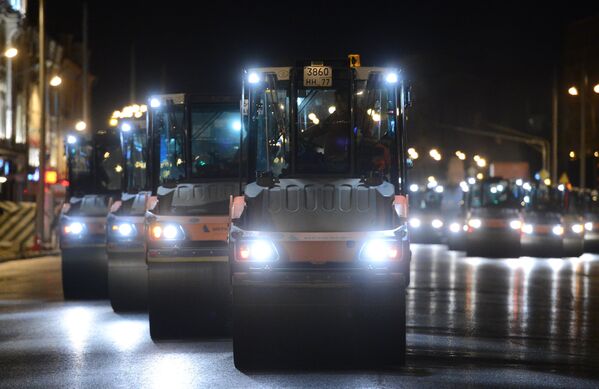La mayoría de los trabajos de pavimentación de las calles se realiza de noche, para perturbar lo menos posible el tráfico. - Sputnik Mundo