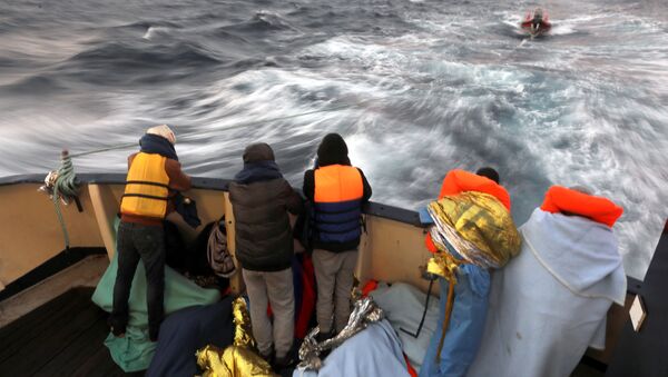 Refugiados en un barco (archivo) - Sputnik Mundo