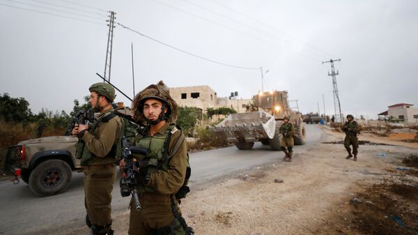 Soldados del Ejército israelí durante la demolición de la vivienda familiar de Omar Abed - Sputnik Mundo