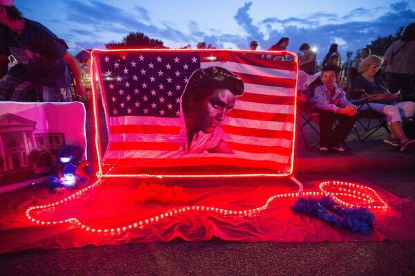 Un memorial de la calle encendido durante una vigilia a la luz de las velas en honor de Elvis Presley frente a Graceland, la casa de Presley en Memphis, el martes 15 de agosto de 2017 en Memphis, estado de Tennessee. Los admiradores de todo el mundo están en Graceland por el 40 aniversario de su muerte. Presley murió el 16 de agosto de 1977. - Sputnik Mundo