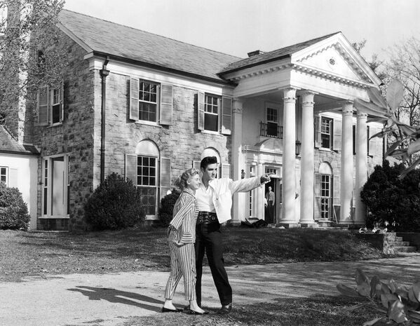 Elvis Presley con su novia Yvonne Lime en su casa en Graceland, en Memphis, estado de Tennessee cerca de 1957. - Sputnik Mundo