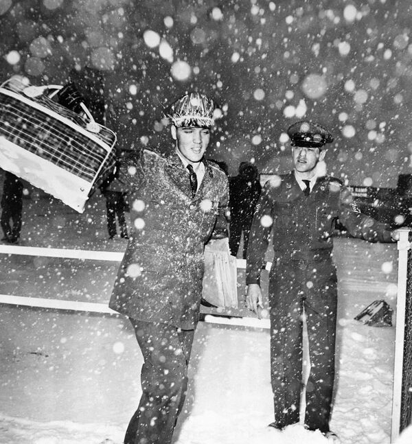 El 8 de marzo de 1960 el cantante Elvis Presley regresa a casa después de su servicio militar en Alemania bajo una tormenta de nieve. - Sputnik Mundo
