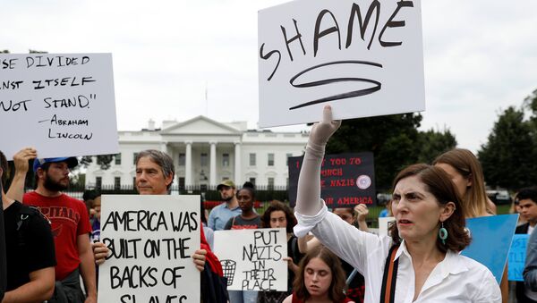 Protestas enfrente de la Casa Blanca tras enfrentamientos en Charlottesville - Sputnik Mundo