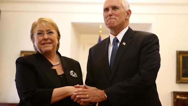 La presidenta de Chile, Michelle Bachelet, y el vicepresidente de los EEUU, Mike Pence - Sputnik Mundo
