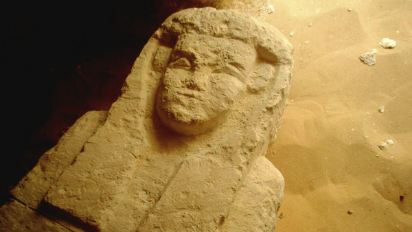 Uno de los sarcófagos hallados por los arqueólogos egipcios - Sputnik Mundo