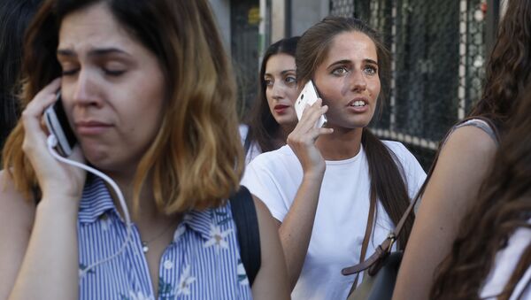 La gente habla por el teléfono en Las Ramblas, Barcelona, donde se produjo el atentado - Sputnik Mundo